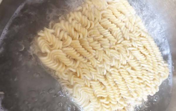 夏のラーメンはこう食べる！　インスタント麺をゆでた後に…？