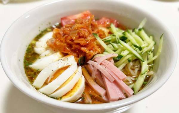 夏のラーメンはこう食べる！　インスタント麺をゆでた後に…？