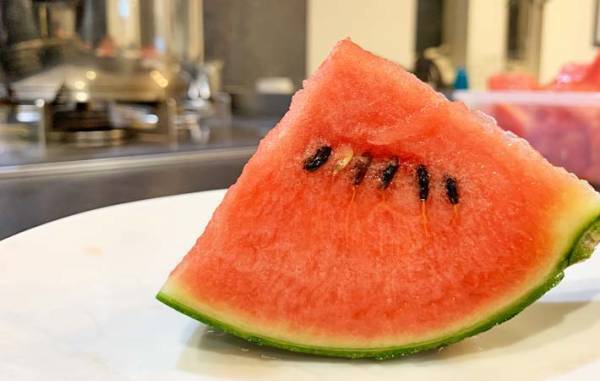 「４歳児が種を吐き出せない…」　母が試したスイカの切り方が？