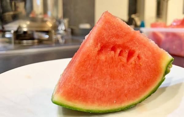 「４歳児が種を吐き出せない…」　母が試したスイカの切り方が？