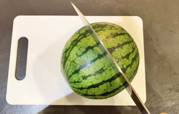 「４歳児が種を吐き出せない…」　母が試したスイカの切り方が？