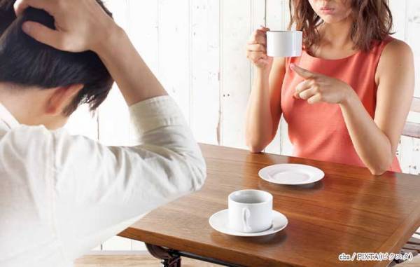 妻「この服、二の腕が気にならない？」　夫の反応に「笑った」「マネしたい」