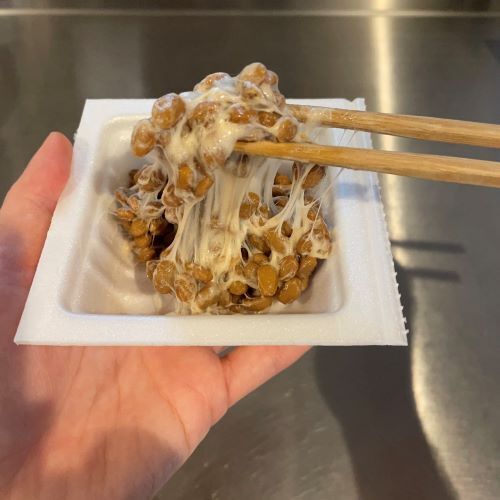 納豆を混ぜる時はこうして！　舌触りの変化に「マジかよ」「やったことなかった」
