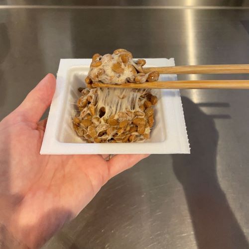納豆を混ぜる時はこうして！　舌触りの変化に「マジかよ」「やったことなかった」