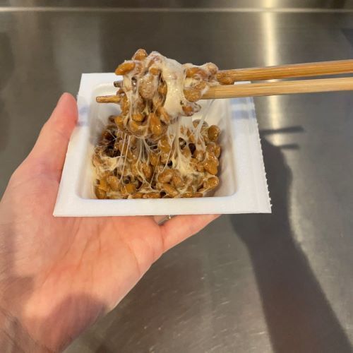 納豆を混ぜる時はこうして！　舌触りの変化に「マジかよ」「やったことなかった」
