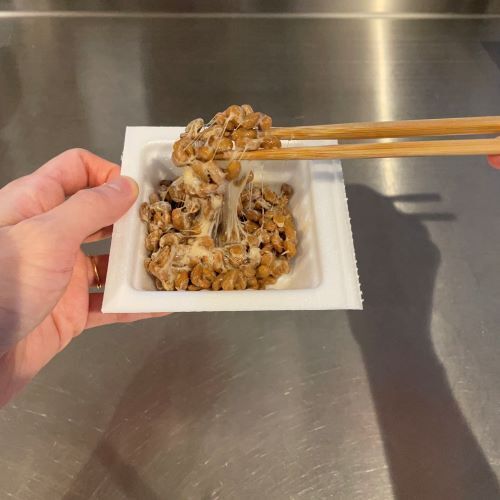 納豆を混ぜる時はこうして！　舌触りの変化に「マジかよ」「やったことなかった」