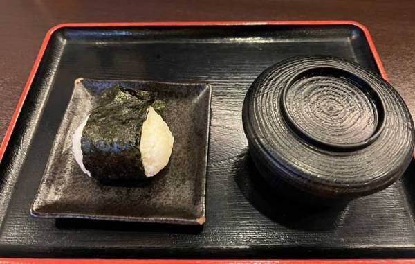 おにぎりとみそ汁を注文した男性　出てきた料理に爆笑したワケが…？