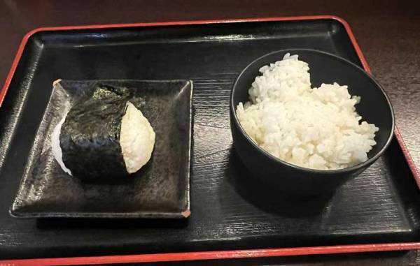 おにぎりとみそ汁を注文した男性　出てきた料理に爆笑したワケが…？