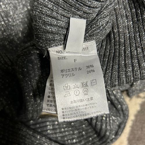 服についた洗濯タグの写真