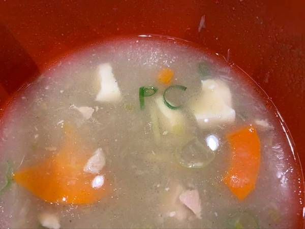 松屋で頼んだ味噌汁に浮かんでいたものとは？　「麦茶を吹いた」