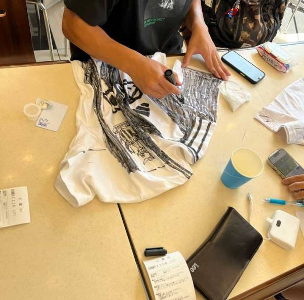 サッカーの試合を見に行くと？　友人が着ていたユニフォームが…「爆笑」「愛を感じる」