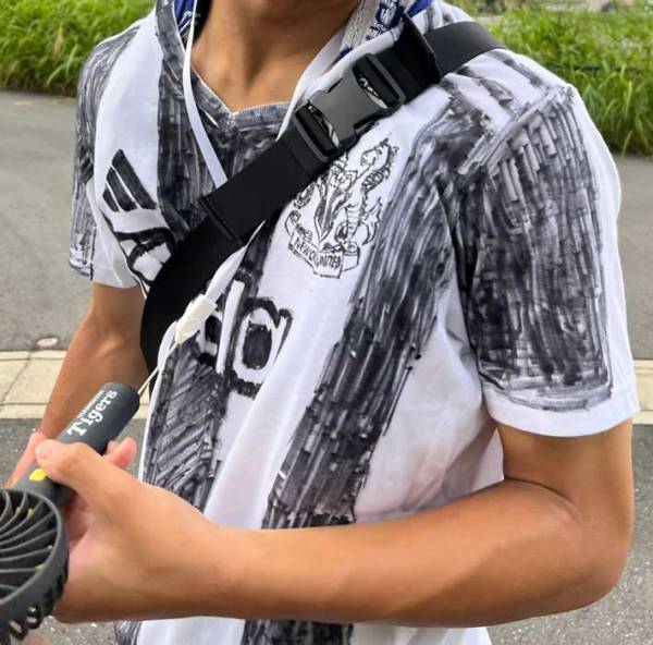 サッカーの試合を見に行くと？　友人が着ていたユニフォームが…「爆笑」「愛を感じる」