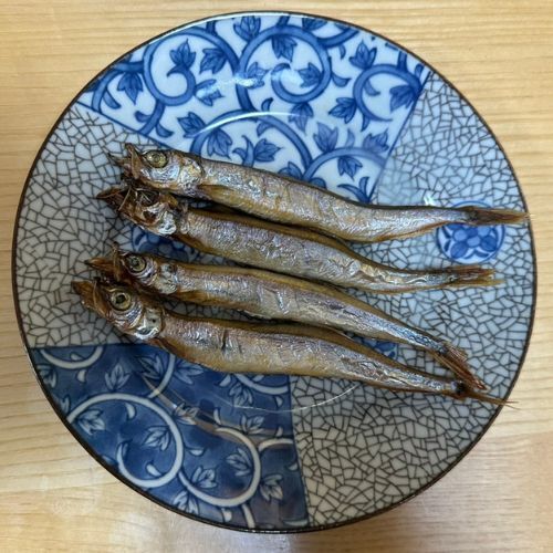 焼けたししゃもを皿にのせた様子