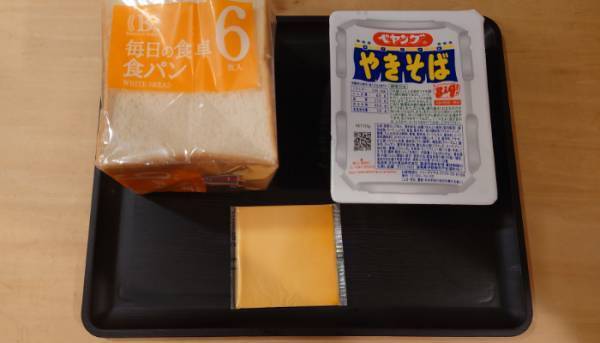 ペヤングにアレをのせて…　公式おすすめのアレンジレシピに「炭水化物祭りだ！」