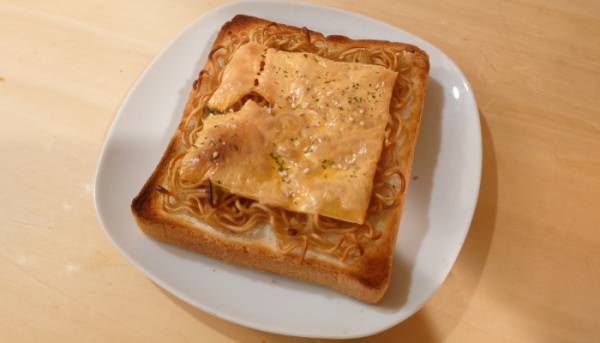 ペヤングにアレをのせて…　公式おすすめのアレンジレシピに「炭水化物祭りだ！」