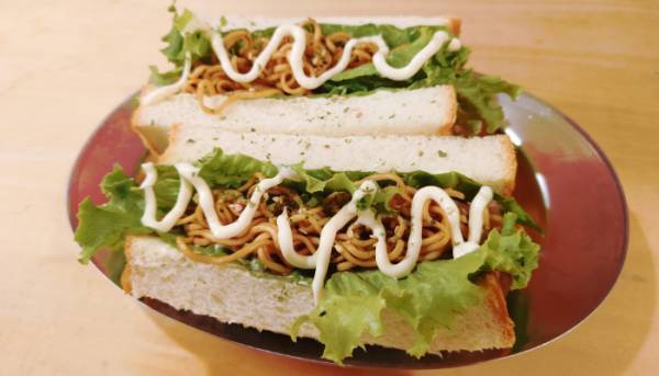 ペヤングにアレをのせて…　公式おすすめのアレンジレシピに「炭水化物祭りだ！」