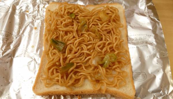 ペヤングにアレをのせて…　公式おすすめのアレンジレシピに「炭水化物祭りだ！」