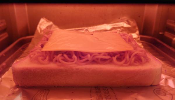 ペヤングにアレをのせて…　公式おすすめのアレンジレシピに「炭水化物祭りだ！」