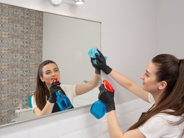 浴室の鏡、シャワーで流すだけはダメ！　入浴後のひと手間に「必ずやる」「マジかよ」