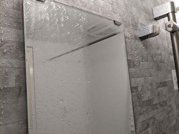浴室の鏡、シャワーで流すだけはダメ！　入浴後のひと手間に「必ずやる」「マジかよ」