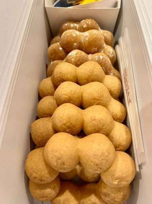 ミスドを買った女性　箱の中の状況に「笑いが止まらない」「祭りの始まりや」