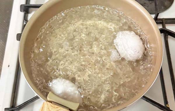 ポッカ「熱湯に○○を加えるだけ」　ゆで卵の殻がスルッと剥ける裏技