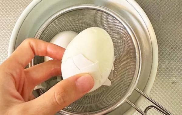 ポッカ「熱湯に○○を加えるだけ」　ゆで卵の殻がスルッと剥ける裏技
