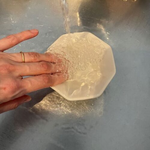 食器に付いた『納豆のネバネバ』　画期的な洗い方に「早速やる」「これは発見」