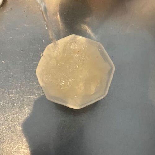 食器に付いた『納豆のネバネバ』　画期的な洗い方に「早速やる」「これは発見」