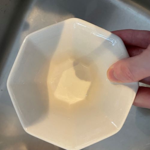 食器に付いた『納豆のネバネバ』　画期的な洗い方に「早速やる」「これは発見」