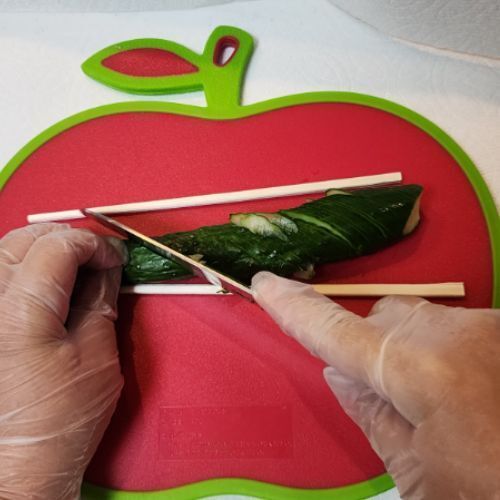 浅漬けは「こう切ると染み込みます」　切り方に「ほんとだ」「今度からこれ」