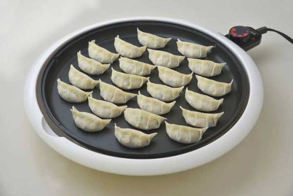 餃子を焼く時、水入れてる？　専門店に聞いた『皮が破れないコツ』