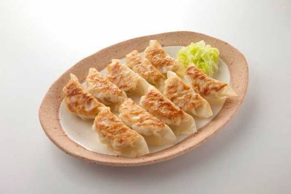 餃子を焼く時、水入れてる？　専門店に聞いた『皮が破れないコツ』