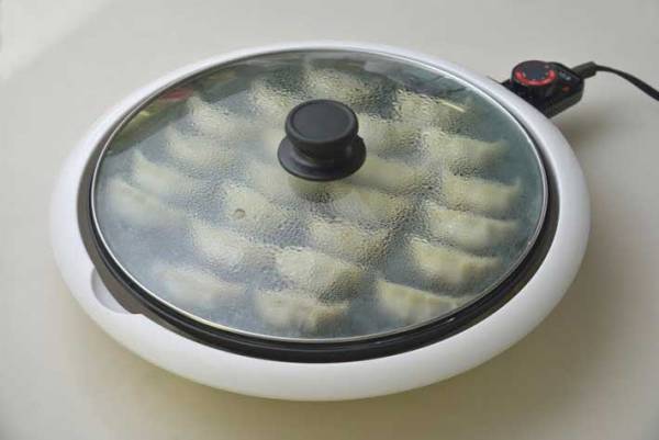 餃子を焼く時、水入れてる？　専門店に聞いた『皮が破れないコツ』