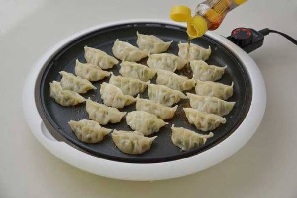 餃子を焼く時、水入れてる？　専門店に聞いた『皮が破れないコツ』