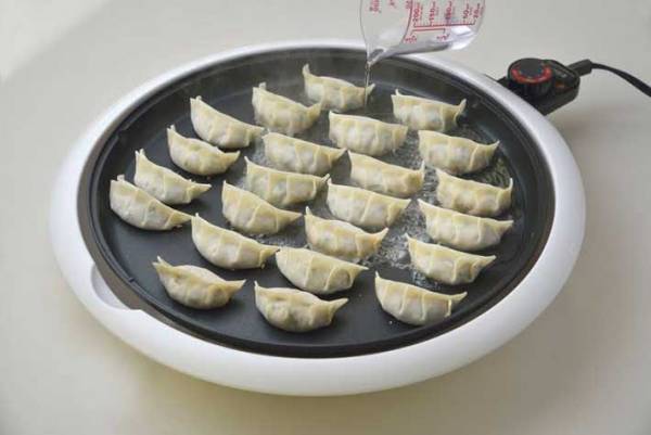 餃子を焼く時、水入れてる？　専門店に聞いた『皮が破れないコツ』