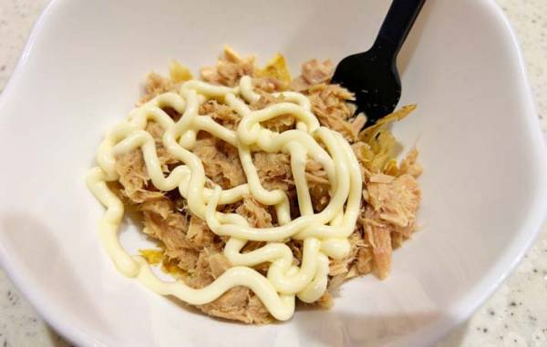 ツナマヨおにぎりが油っぽい…　アレを入れたら「染みない」「おいしさプラス」