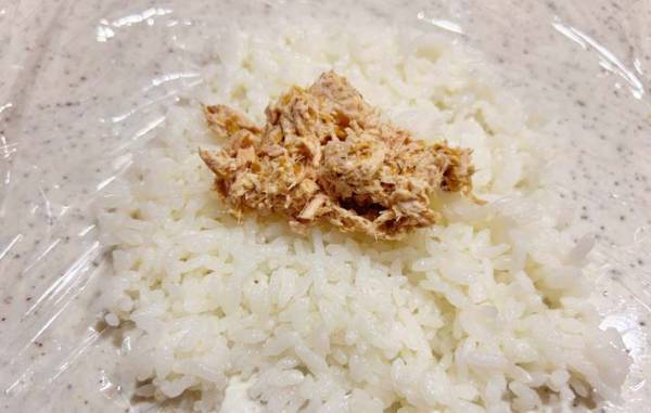 ツナマヨおにぎりが油っぽい…　アレを入れたら「染みない」「おいしさプラス」