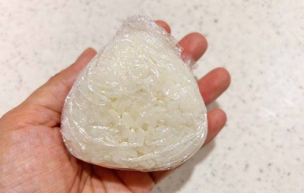 ツナマヨおにぎりが油っぽい…　アレを入れたら「染みない」「おいしさプラス」