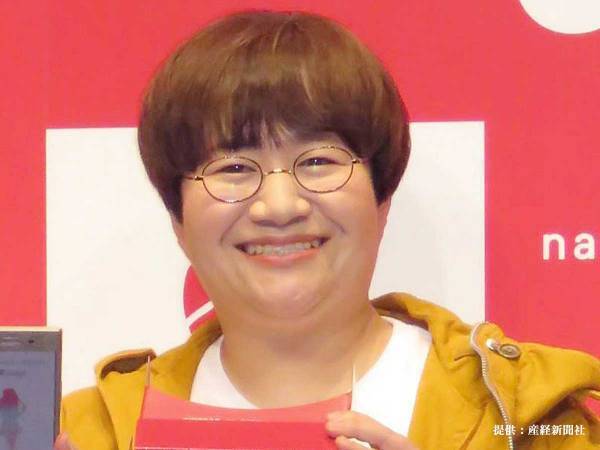 バッキンガム宮殿の前で帽子が飛んでいった近藤春菜　投稿に「爆笑した」