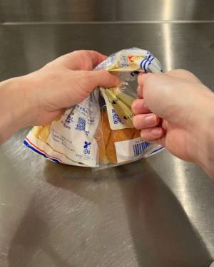 『食パンの袋』はこう留めて！　道具を使わない裏技に「すごい！」