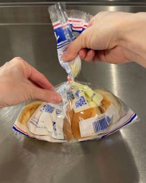 『食パンの袋』はこう留めて！　道具を使わない裏技に「すごい！」