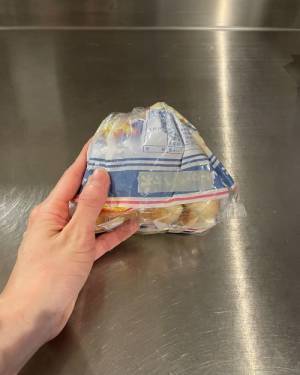 『食パンの袋』はこう留めて！　道具を使わない裏技に「すごい！」