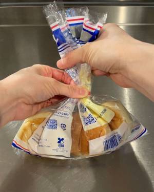 『食パンの袋』はこう留めて！　道具を使わない裏技に「すごい！」