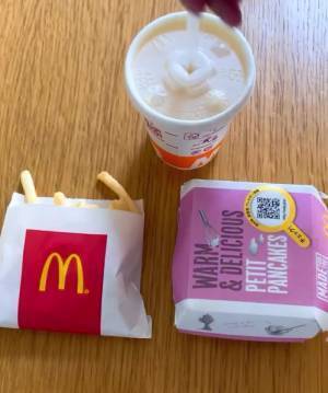 「その手があったか」　マクドナルドの『ハッピーセット』を片手で食べる方法