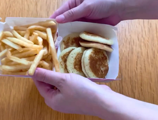 「その手があったか」　マクドナルドの『ハッピーセット』を片手で食べる方法