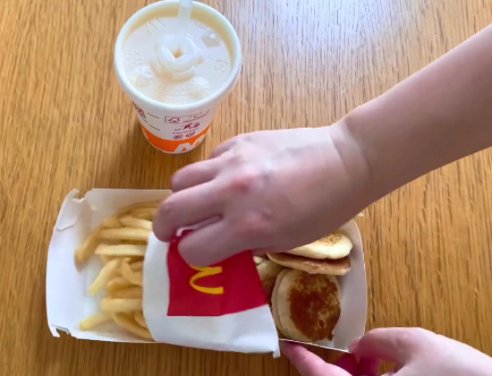 「その手があったか」　マクドナルドの『ハッピーセット』を片手で食べる方法