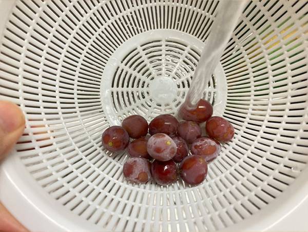 冷凍したブドウ、流水にさらすと？　JA全農のアドバイスに「知らなかった」