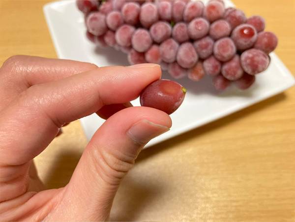 冷凍したブドウ、流水にさらすと？　JA全農のアドバイスに「知らなかった」