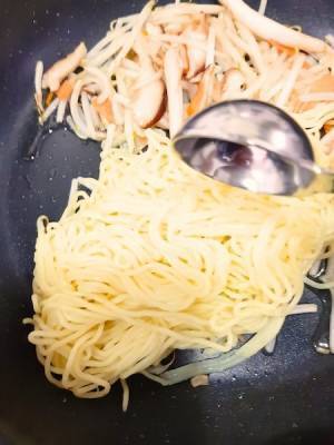 水ではなくアレでほぐす！　焼きそばをベチャッとさせないコツに「驚き」